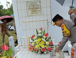 Kapolda Sulut Irjen Pol Roycke Langie Ziarah ke Makam Keluarga Presiden Prabowo di Langowan, Minahasa