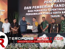 Kapolda Irjen Pol Roycke Harry Langie Terima Penghargaan dari Bawaslu Sulut