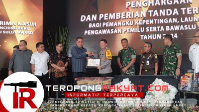 Kapolda Irjen Pol Roycke Harry Langie Terima Penghargaan dari Bawaslu Sulut