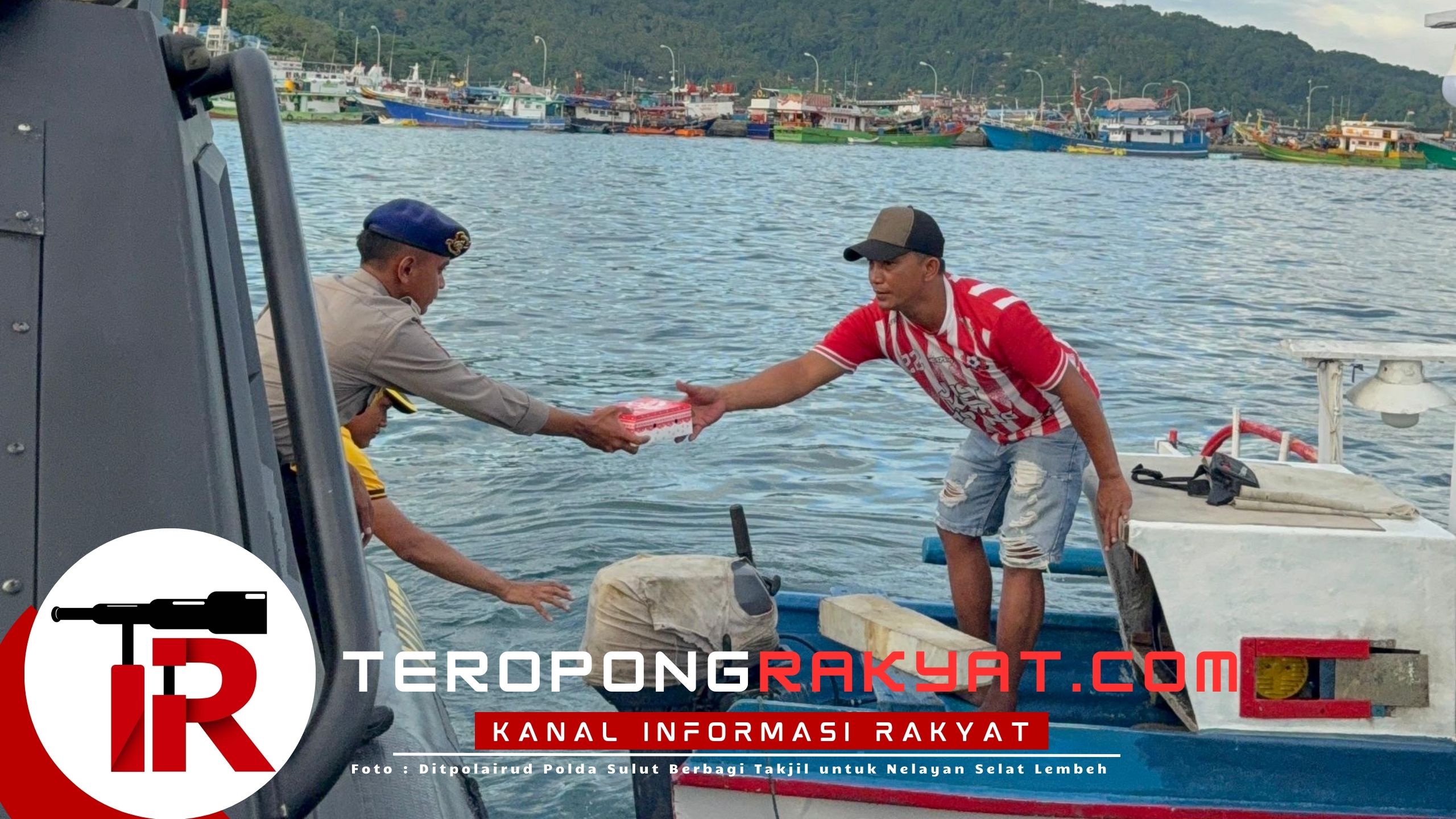 Ditpolairud Polda Sulut Berbagi Takjil untuk Nelayan Selat Lembeh