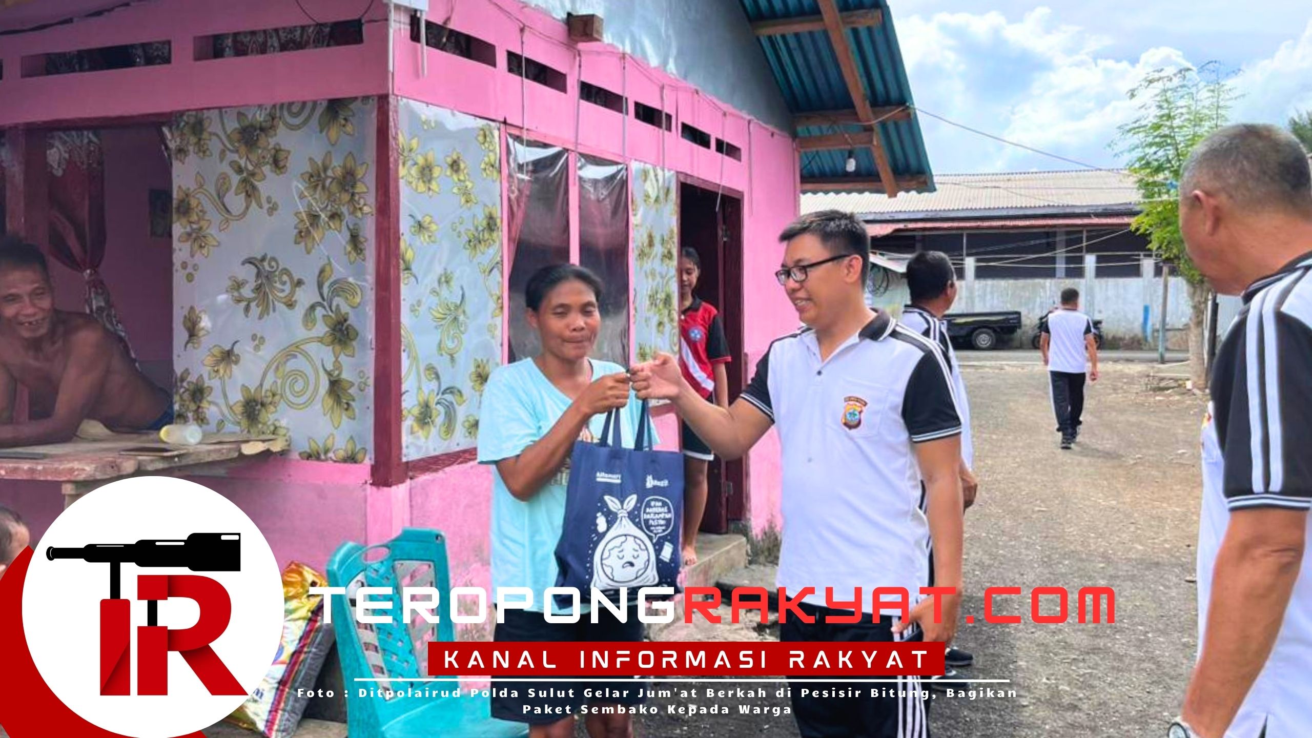 Ditpolairud Polda Sulut Gelar Jumat Berkah di Pesisir Bitung, Bagikan Paket Sembako Kepada Warga