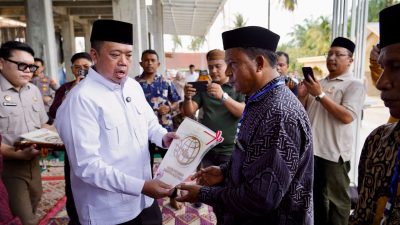Menteri Nusron Serahkan Sertipikat Wakaf dan Bantuan MUI di Aceh Tamiang