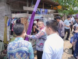 Dukung Program Tiga Juta Rumah, Wamen Ossy Dermawan Serahkan Sertipikat MBR di Kalsel