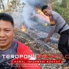 Polres Sitaro Berjibaku Padamkan Karhutla di Kanawong, Anggota Siaga Antisipasi Api Merembet